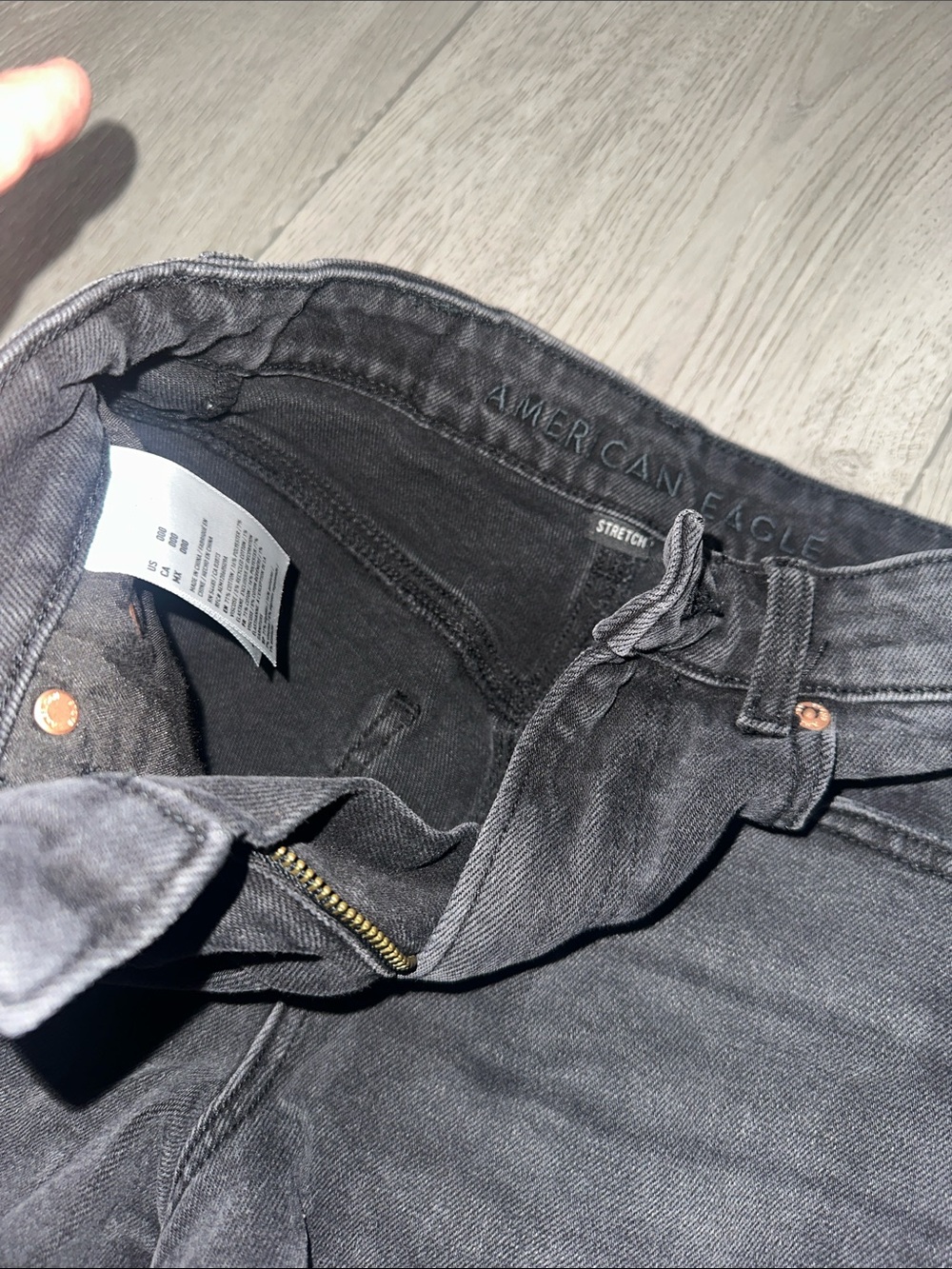 American Eagle Outfitters Black Frayed-Hem Denim Shorts size 000 - Picture 3 of 7